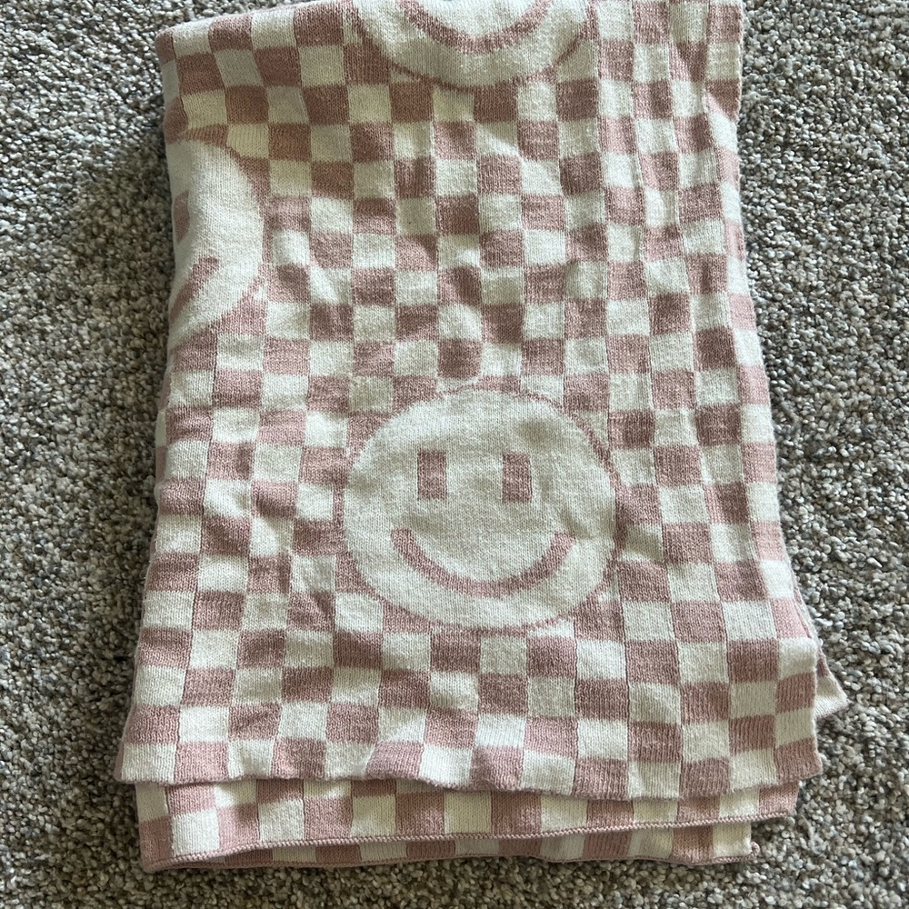 Tahari Smiley Hand Towel